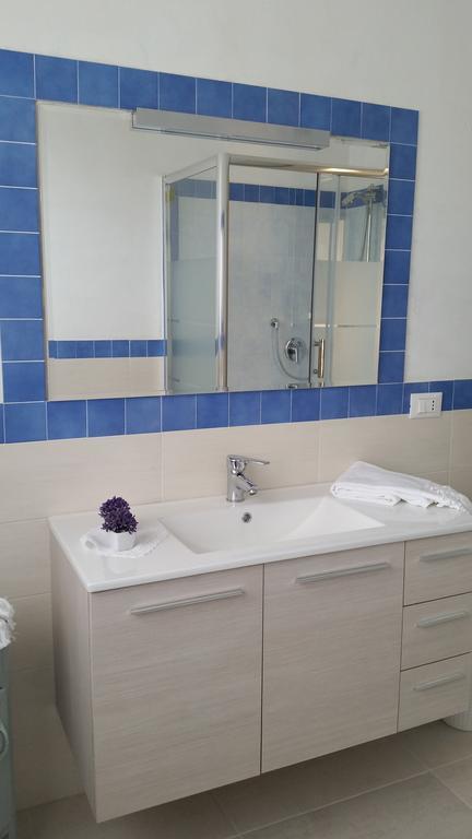 Apartment Iseo Lake Sale Marasino Quarto foto